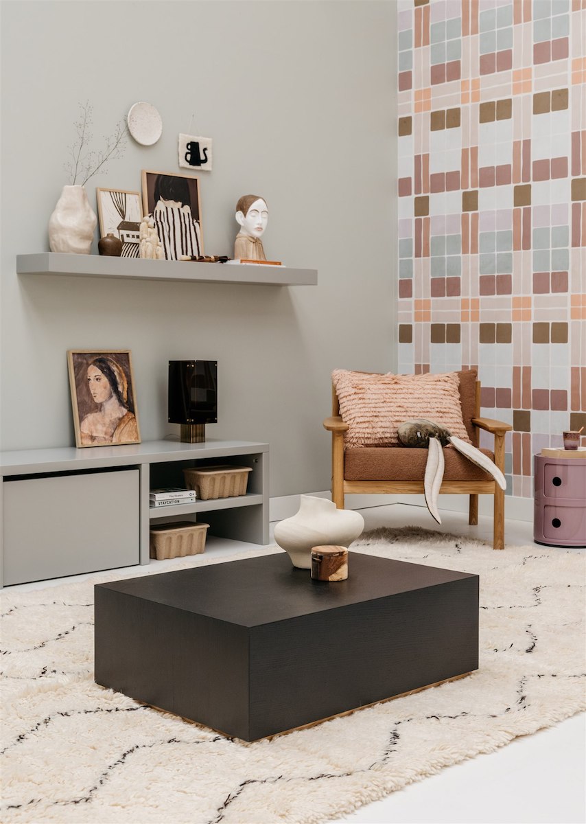 woonkamer met zwart eiken salontafel en groene muurverf
