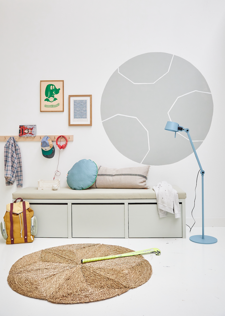speelgoedkast op een kinderkamer met opbergbakken 